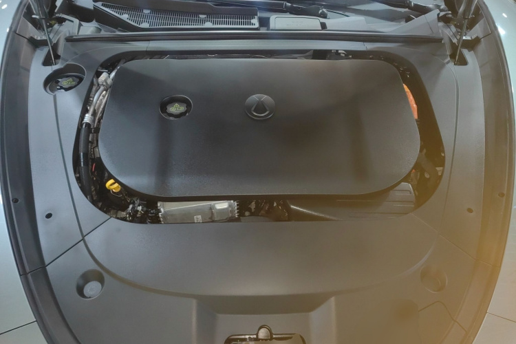 腾势Z9GT 2024款 1100四驱Ultra版机舱底盘24