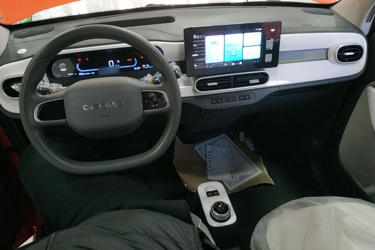吉利银河 2025款 210km 熊猫骑士中控内饰12