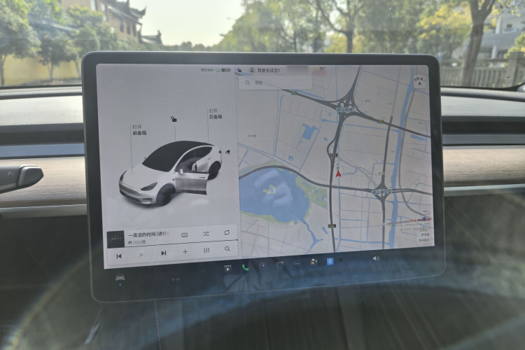 特斯拉 Model Y 2021款 长续航全轮驱动版中控内饰7003