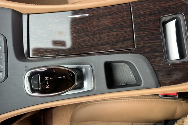 别克 君越 2018款 28T 豪华型局部细节18