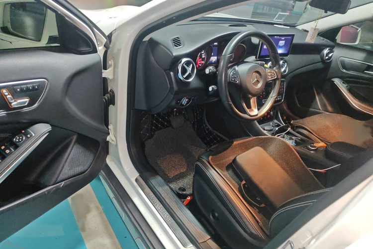 奔驰GLA 2018款 GLA 200 动感型中控内饰7003