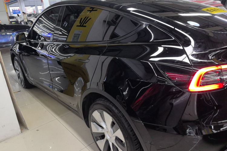 特斯拉 Model Y 2021款 长续航全轮驱动版车身外观4