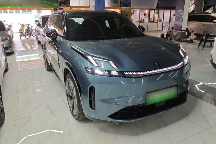 领克08 EM-P 2025款 220km 四驱性能Halo车身外观3