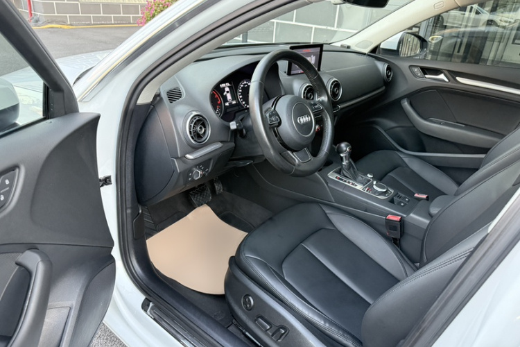 奥迪A3 2015款 Sportback 35 TFSI 百万纪念智领型中控内饰7005