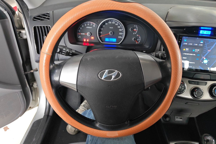 现代 悦动 2015款 1.6L 手动舒适型中控内饰13