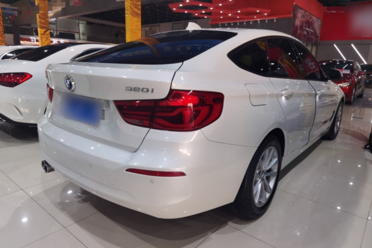 宝马3系GT 2017款 320i 时尚型车身外观7