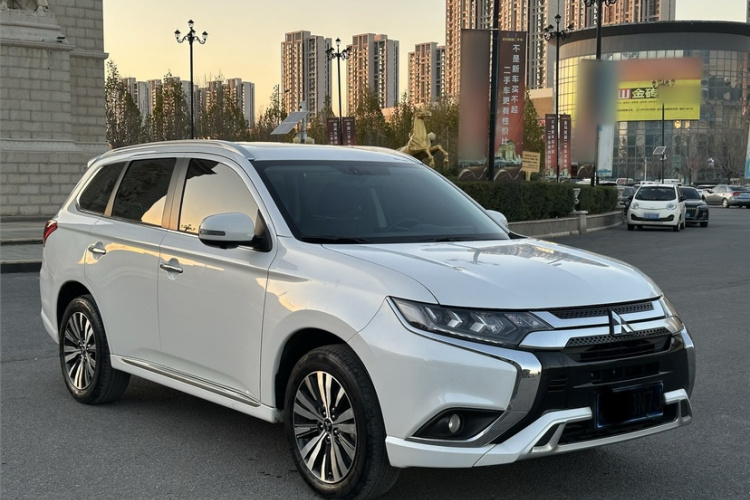 三菱 欧蓝德 2021款 2.4L 四驱致享版 7座车身外观6009