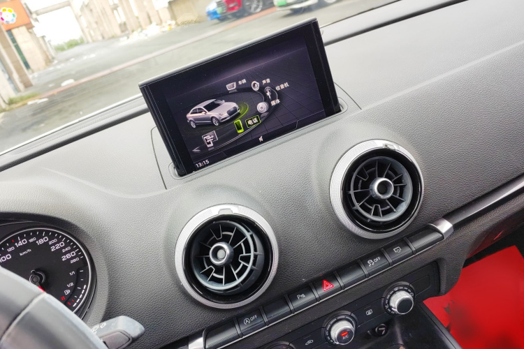 奥迪A3 2018款 30周年年型 Limousine 35 TFSI 时尚型中控内饰7003