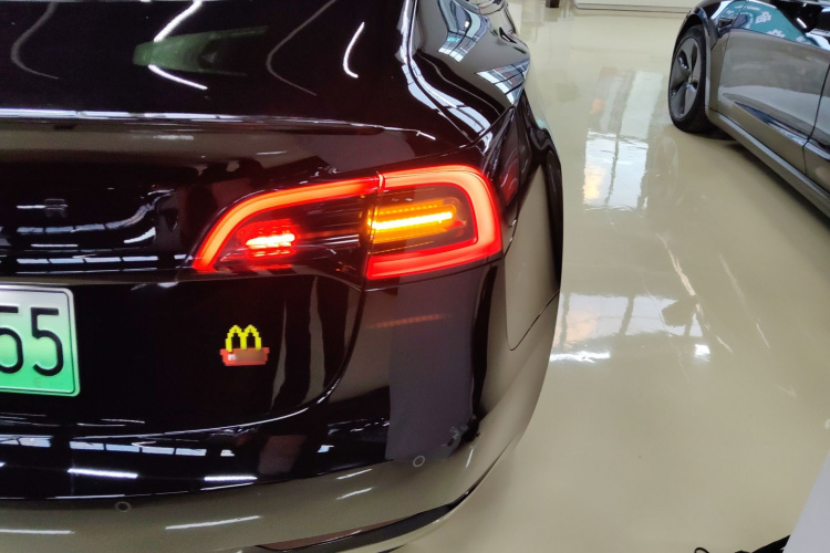 特斯拉 Model 3 2022款 后轮驱动版车身外观9