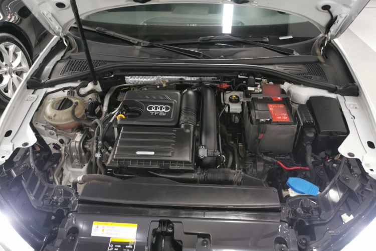 奥迪A3 2018款 30周年年型 Sportback 35 TFSI 时尚型机舱底盘24