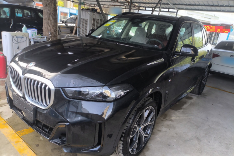 宝马X5 2025款 xDrive 30Li 尊享型M运动曜夜套装车身外观1