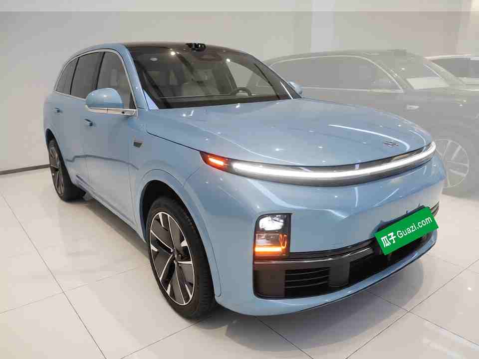 车辆右前45度外观展示