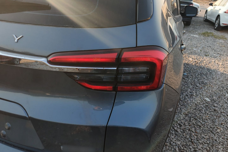 奇瑞 瑞虎5x 2020款 1.5L CVT时尚版车身外观9