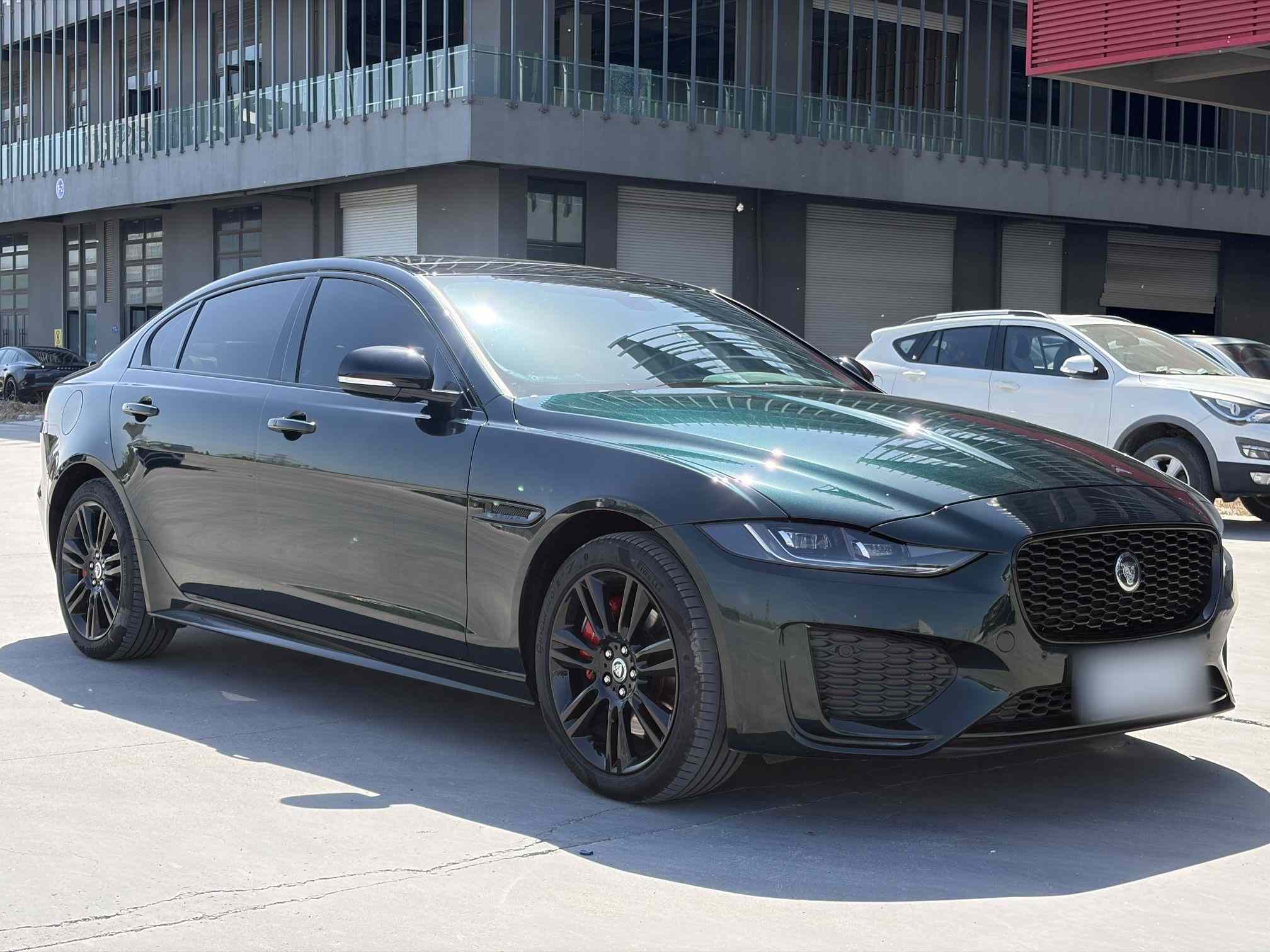 捷豹XEL 2024款 2.0T 250PS R-DYNAMIC S耀黑运动版(4)