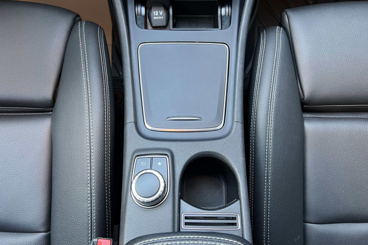 奔驰CLA 2019款 CLA 200 时尚型局部细节9004