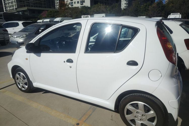 比亚迪F0 2015款 1.0L AMT 铉酷型车身外观4