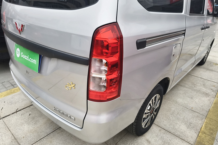 五菱汽车 五菱宏光V 2022款 1.5L劲取版电动助力LAR车身外观6006