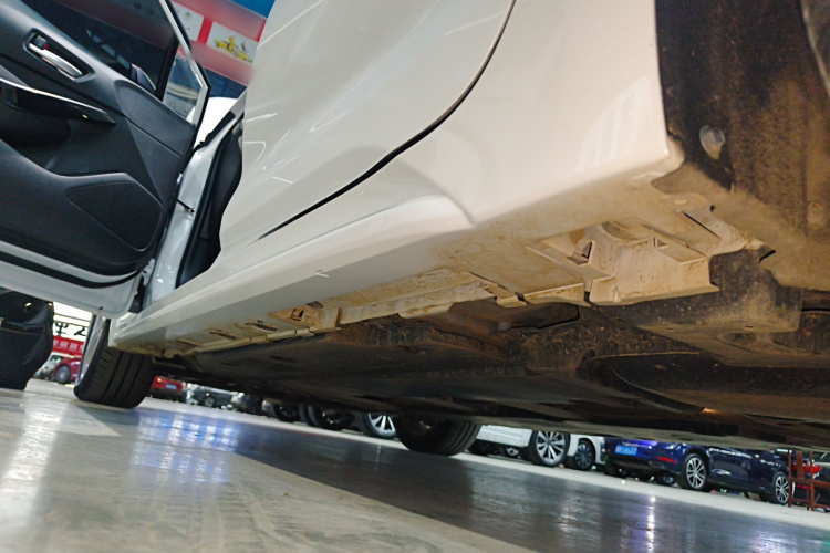 丰田 雷凌 2022款 双擎 1.8H E-CVT豪华版局部细节9002