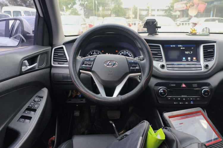 现代 途胜 2018款 1.6T 双离合两驱15周年特别版中控内饰13