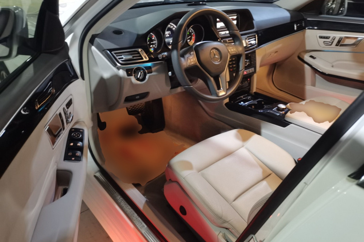 奔驰E级 2014款 E 260 L 运动型中控内饰20
