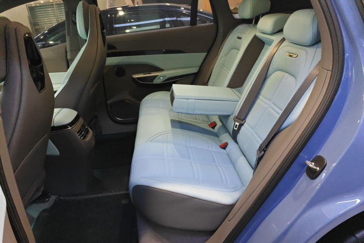 红旗天工08 2025款 110kwh 定制版中控内饰7004