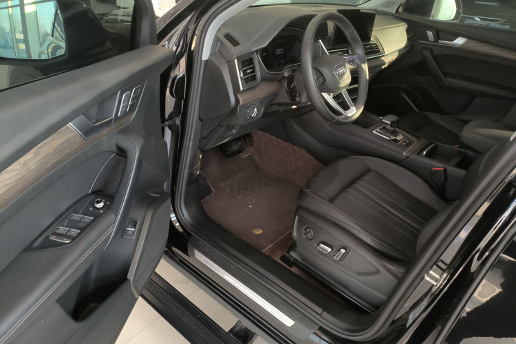 奥迪Q5L 2023款 40T 豪华致雅型中控内饰7003