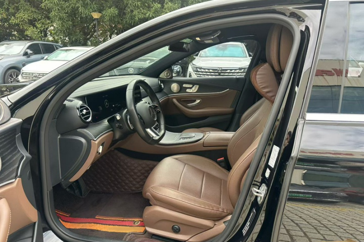 奔驰E级新能源 2023款 E 350 e L 插电式混合动力运动轿车中控内饰7003