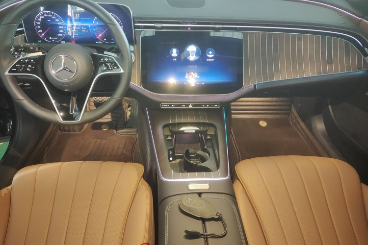 奔驰E级 2024款 改款 E 300 L 时尚型中控内饰7002