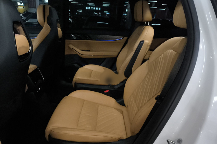 领克09 EM-P 2021款 2.0T PHEV Halo 六座中控内饰7004