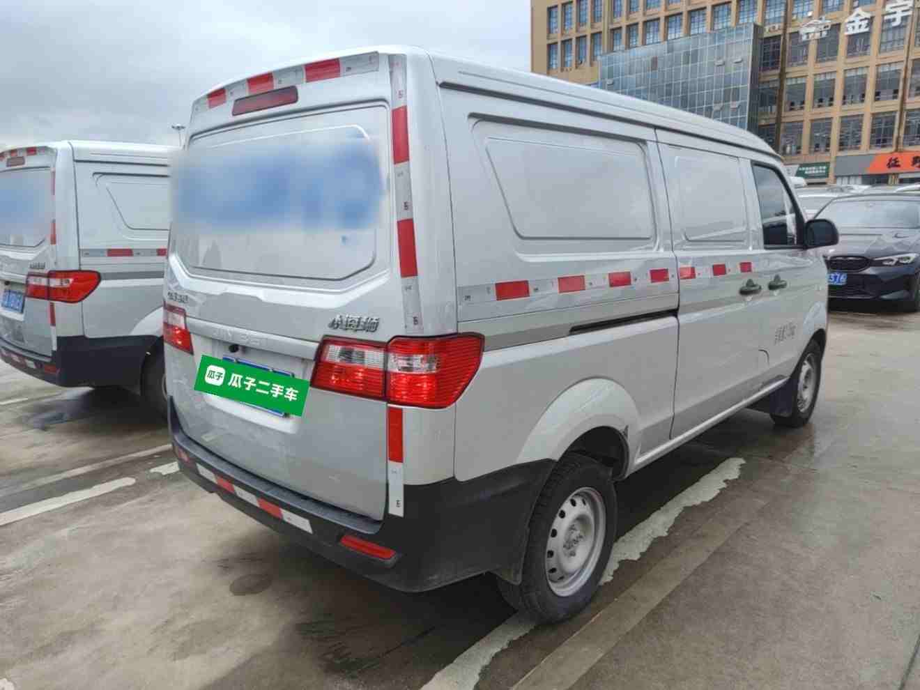 车辆右后45度视角，展示方正车身和侧滑门