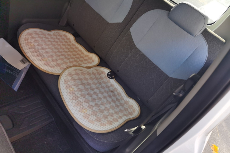 吉利银河 2023款 熊猫mini 120km 萌萌熊中控内饰7004