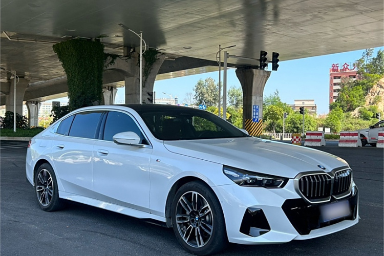 宝马5系 2025款 530Li 领先型 M运动套装车身外观6002