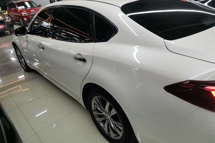 英菲尼迪Q70 2019款 Q70L 2.0T 精英版车身外观4