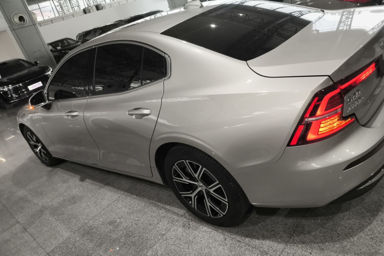 沃尔沃S60 2024款 B4 智逸豪华版车身外观4