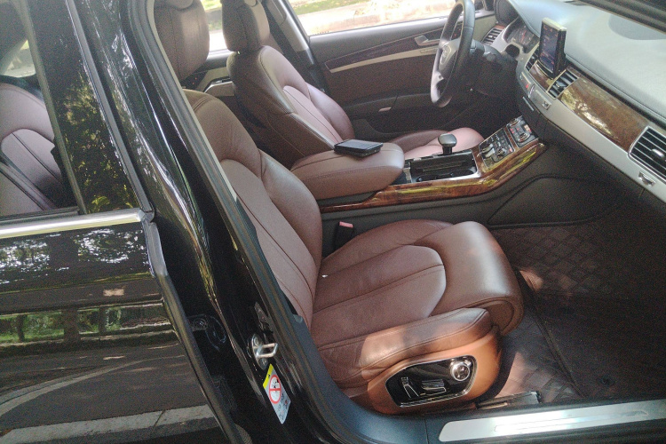 奥迪A8 2013款 A8L 30 FSI 舒适型中控内饰41