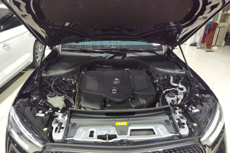 奔驰GLC 2024款 改款 GLC 300 L 4MATIC 动感型 5座机舱底盘24