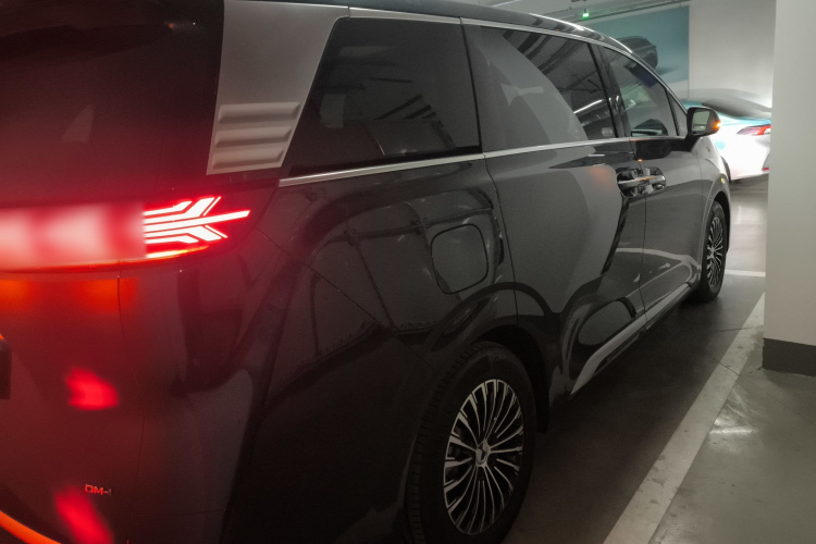 腾势D9 2022款 DM-i 1040 尊贵型车身外观6006
