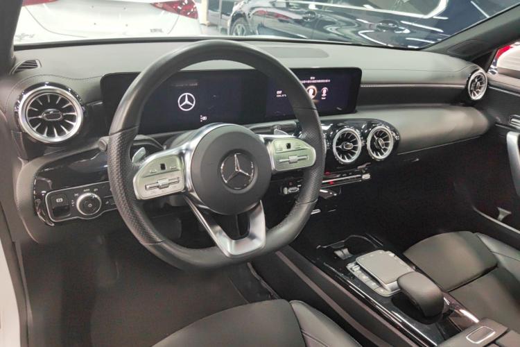 奔驰A级 2022款 A 200 L 运动轿车时尚型中控内饰7003