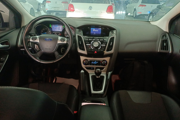 福特 福克斯 2012款 两厢 2.0L 手动豪华运动型中控内饰12