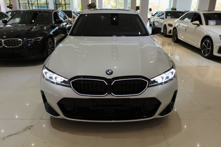 宝马3系 2025款 330Li M运动曜夜套装车身外观2