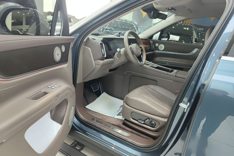 鸿蒙智行 问界M9 2024款 增程 Ultra版 52kWh 5座版中控内饰7003