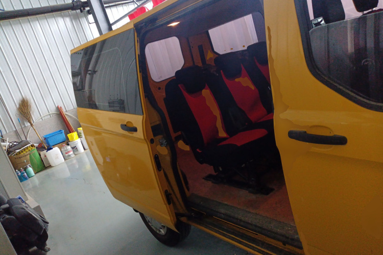 福特 全顺 2017款 2.0T柴油多功能商用车短轴低顶国V中控内饰7004