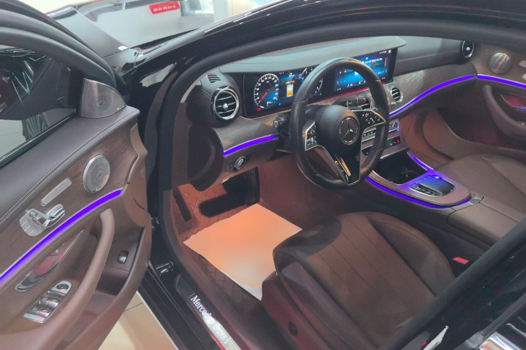 奔驰E级 2023款 改款 E 300 L 时尚型中控内饰20