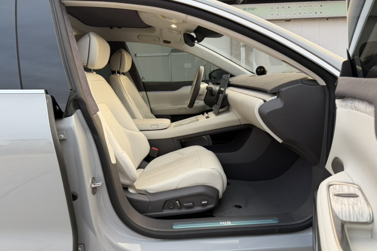 蔚来ET7 2022款 75kWh中控内饰7014