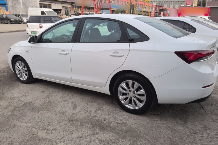 别克 英朗 2021款 改款 典范 1.5L 自动精英型车身外观4