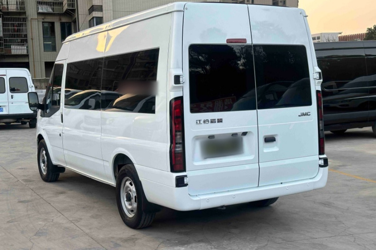 江铃福顺 2023款 2.0T 手动中轴中顶商务型9座 （非营运）车身外观6002