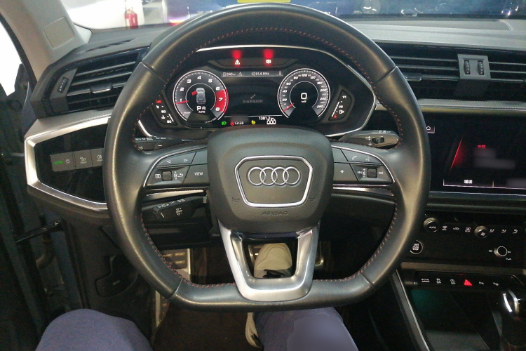 奥迪Q3 2022款 40 TFSI RS套件燃速型局部细节13