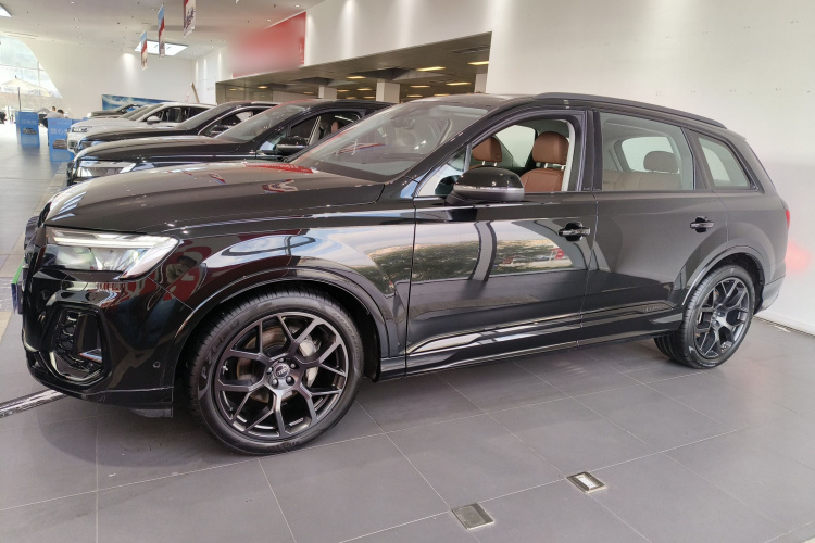 奥迪Q7 2024款 45 TFSI quattro S line黑武士型车身外观4