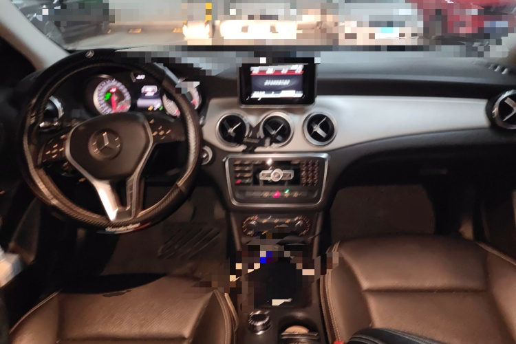 奔驰GLA 2015款 GLA 200 动感型中控内饰12