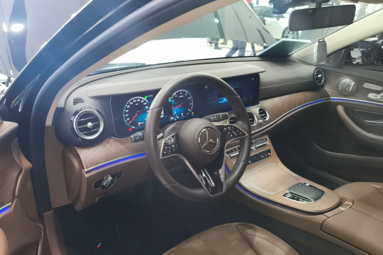奔驰E级 2023款 E 300 L 时尚型中控内饰12